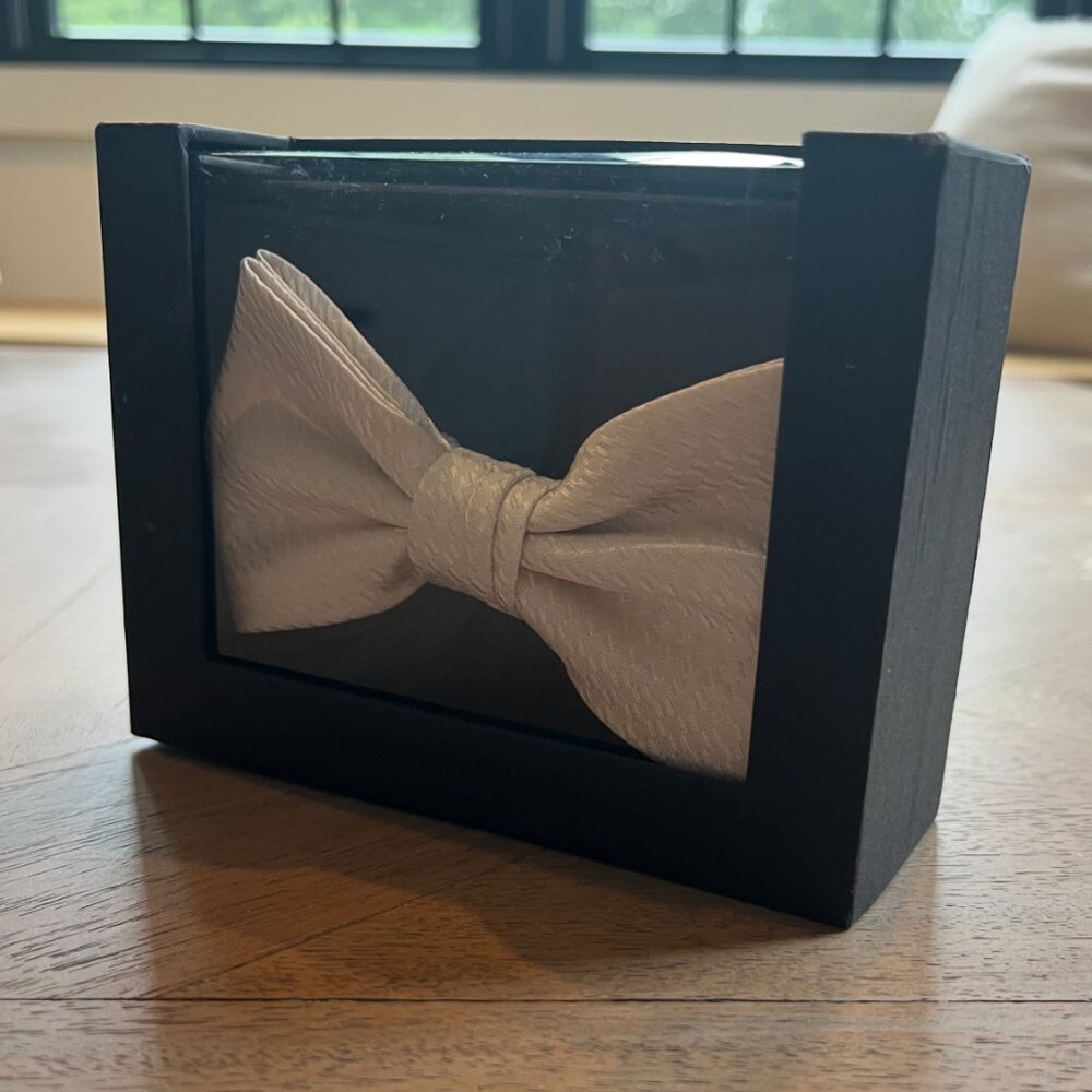 bow tie - Picture 2 of 3